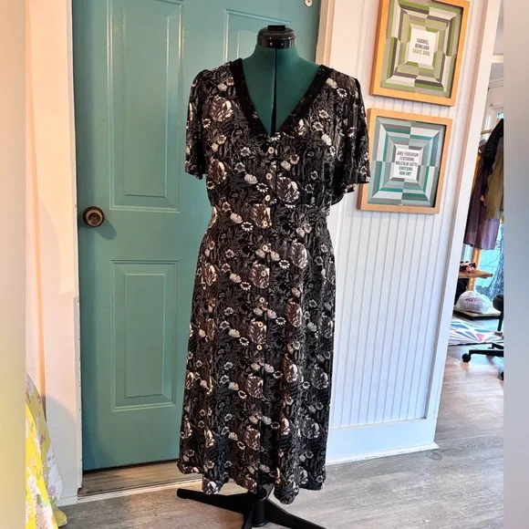 Disturbia Nightbloom. Button up midi dress NWT size 12 - Picture 2 of 6
